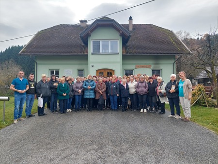 Skupinska fotografija na kmetiji Janežič
